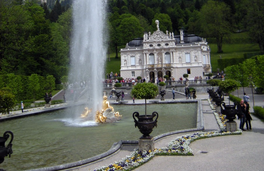 11c Schloss Linterhof mit Fontaene