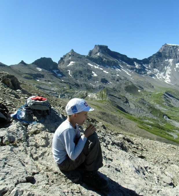 01 Felix auf dem Artellengrat mit Aussicht CIMG0576