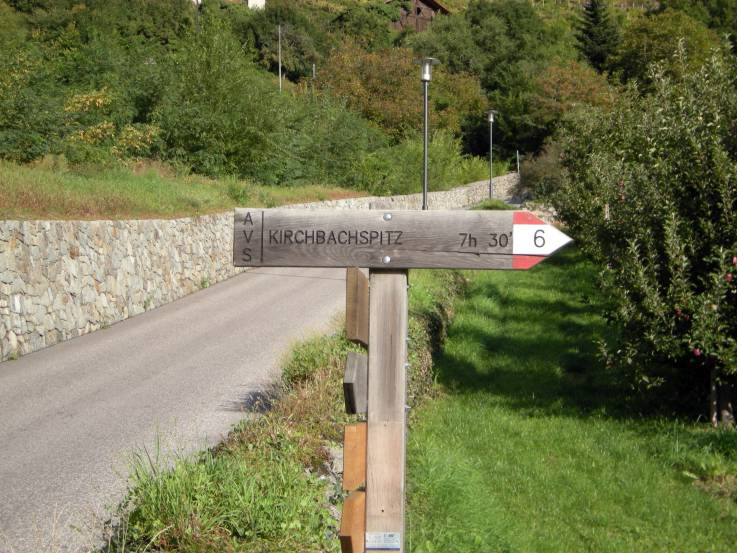 01  Wegweiser zur Kirchbachspitze
