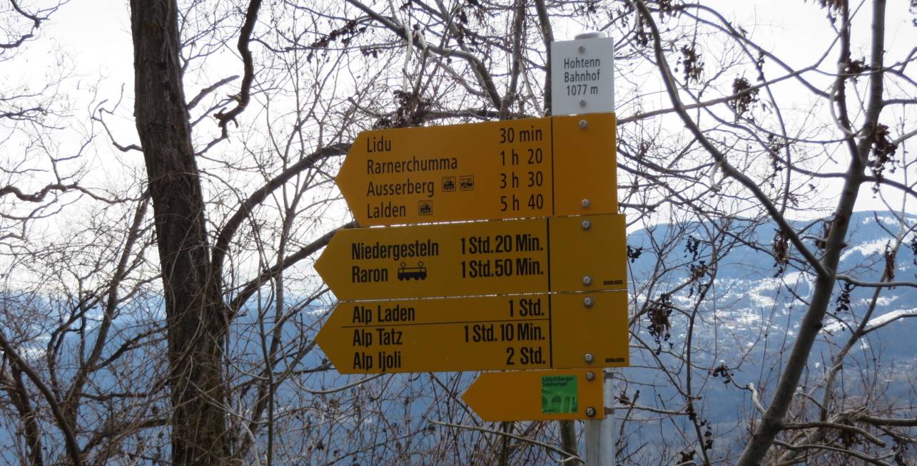 01 Wegweiser Hohtenn Bahnhof