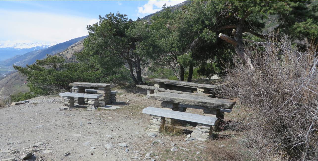 11 Rastplatz m Steinb�nken